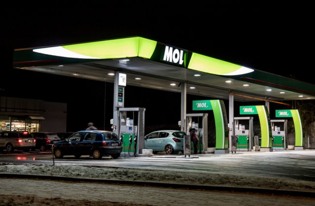 Benzina și motorina s-au scumpit de Anul Nou 2023. C&acirc;t costă carburanții acum