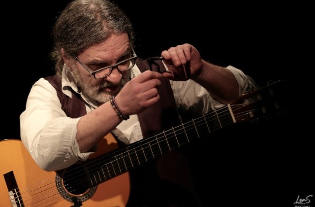 Cea mai solo chitară solo c&acirc;ntă &icirc;n cel mai boem loc din București. Recital Maxim Belciug
