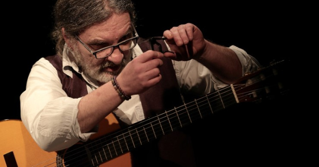 Cea mai solo chitară solo cântă în cel mai boem loc din București. Recital Maxim Belciug