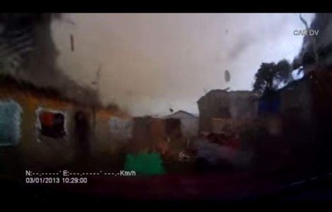  Video  Raritate! Ce se intampla in interiorul unei TORNADE?