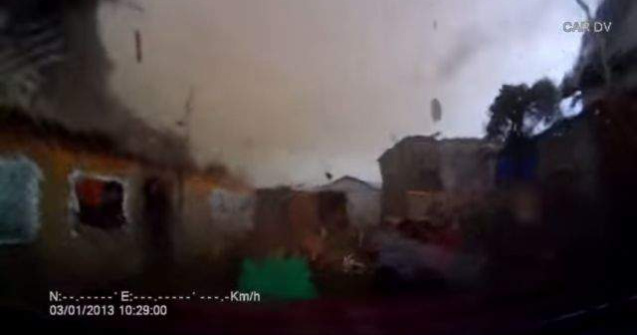  Video  Raritate! Ce se intampla in interiorul unei TORNADE?