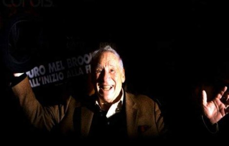Mel Brooks a lasat amprenta unei maini cu SASE degete la Hollywood