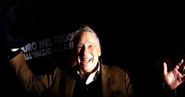 Mel Brooks a lasat amprenta unei maini cu SASE degete la Hollywood