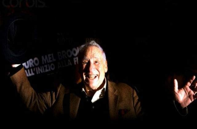 Mel Brooks a lasat amprenta unei maini cu SASE degete la Hollywood