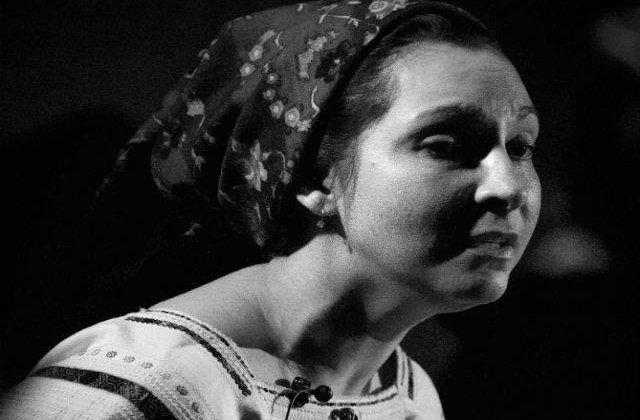 (P) Maria Casandra Hausi, ambasadoare a doinei romanesti, pe scena Roots Revival Romania