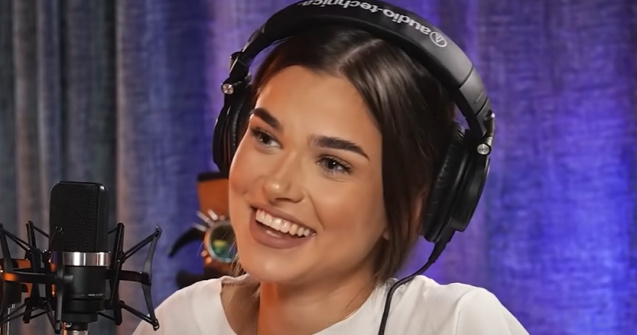 Ce pofte de gravidă are Theo Rose. Artista le-a cerut ajutorul fanilor din mediul online