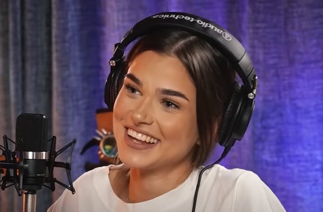 Ce pofte de gravidă are Theo Rose. Artista le-a cerut ajutorul fanilor din mediul online