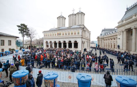 Credincioșii din Constanța s-au călcat în picioare pentru a primi apa sfințită de Bobotează
