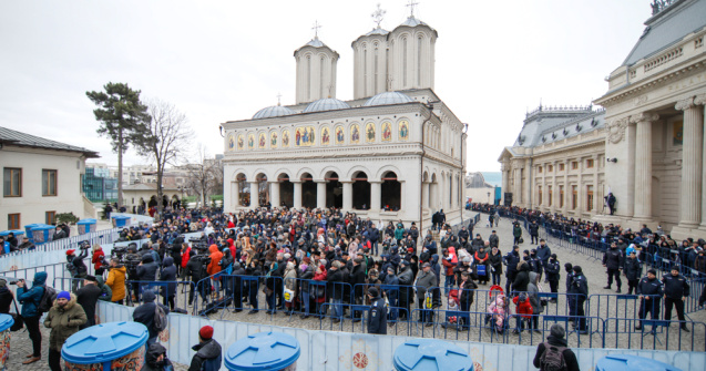 Credincioșii din Constanța s-au călcat în picioare pentru a primi apa sfințită