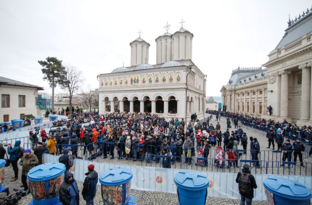 Credincioșii din Constanța s-au călcat &icirc;n picioare pentru a primi apa sfințită de Bobotează