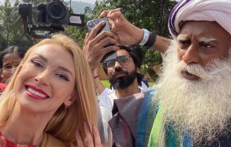 Andreea Bălan și Loredana Groza au plecat în India. Artistele l-au cunoscut pe Sadhguru