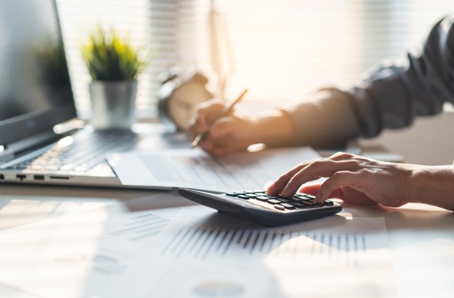 Nou val de scumpiri &icirc;n 2023 adus de modificările fiscale. Taxe de 7 ori mai mari pentru micii antreprenori 