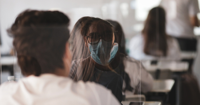 Redeschiderea școlilor în stare de alertă epidemică revoltă profesorii. „Nu avem competențele necesare pentru a pune diagnostic”