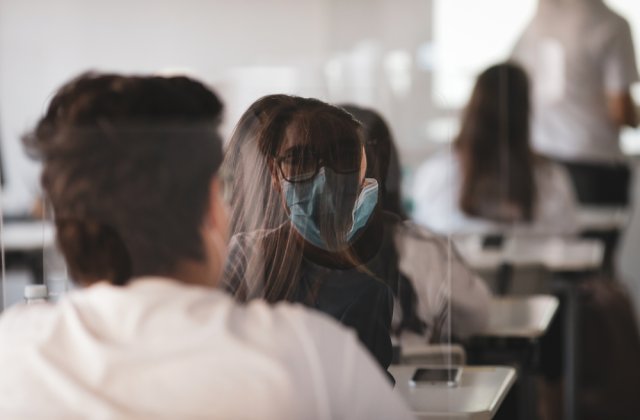 Redeschiderea școlilor &icirc;n stare de alertă epidemică revoltă profesorii. &bdquo;Nu avem competențele necesare pentru a pune diagnostic&rdquo;