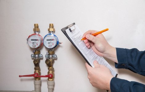 Românii își cer înapoi banii dați pe facturi pentru caloriferele reci