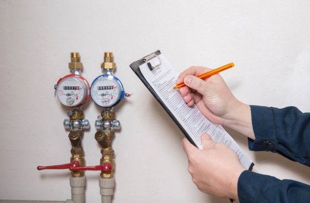 Apă rece la preț de apă caldă. Rom&acirc;nii &icirc;și cer &icirc;napoi banii dați pe facturi