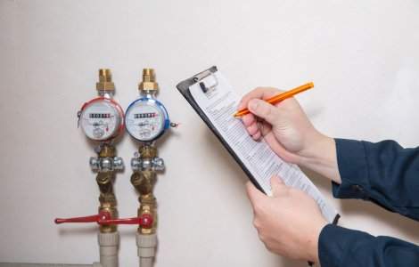 Apă rece la preț de apă caldă. Românii își cer înapoi banii dați pe facturi