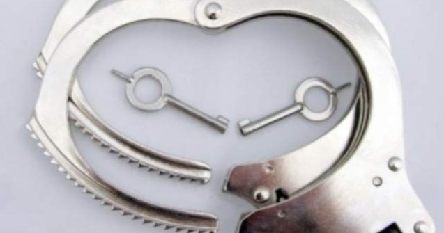 Primarul din Radauti, retinut pentru ca a santajat un consilier sa se inscrie in PDL