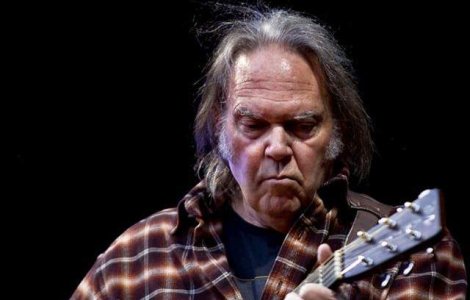 Daryl Hannah si Neil Young au o relatie
