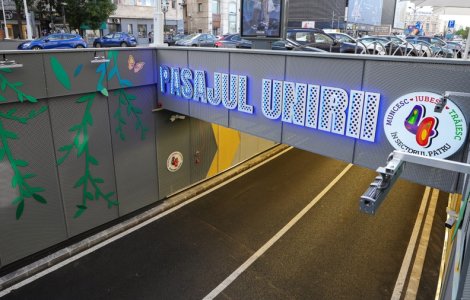 Un camion a rămas blocat în Pasajul Unirii din București