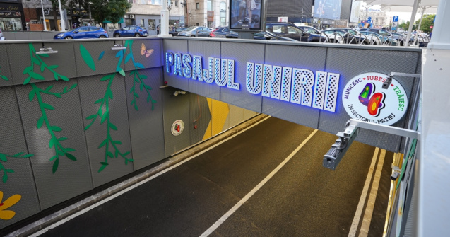 Un camion a rămas blocat în Pasajul Unirii din București