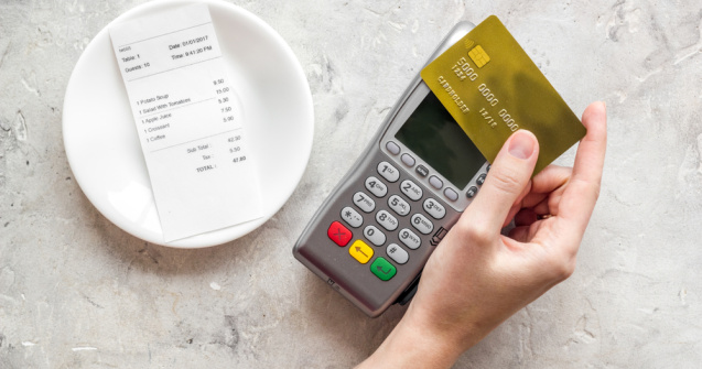 Bacșișul lipsește încă de pe bonurile fiscale. Ce amenzi riscă patronii care nu îl trec pe nota de plată