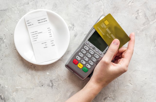 Bacșișul lipsește &icirc;ncă de pe bonurile fiscale. Ce amenzi riscă patronii care nu &icirc;l trec pe nota de plată