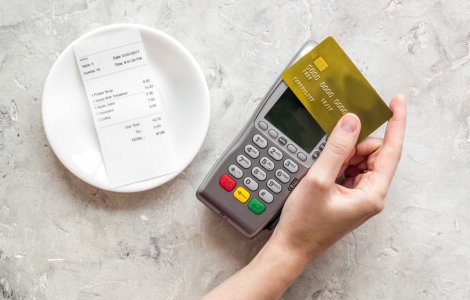 Bacșișul lipsește încă de pe bonurile fiscale. Ce amenzi riscă patronii care nu îl trec pe nota de plată