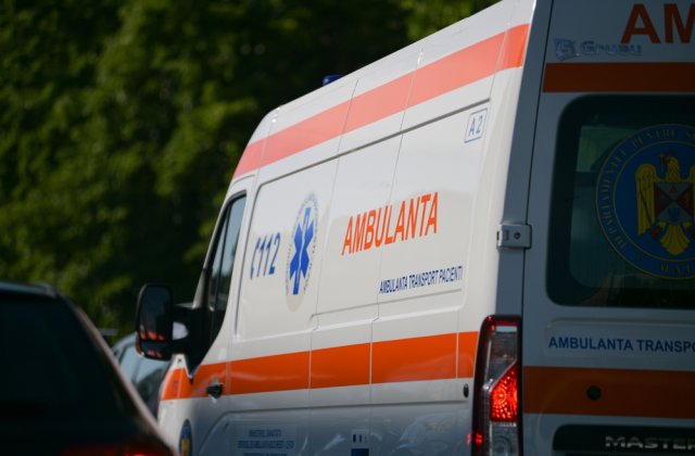O ambulanță aflată &icirc;n misiune a fost spulberată de un șofer beat &icirc;ntr-o stație de tramvai