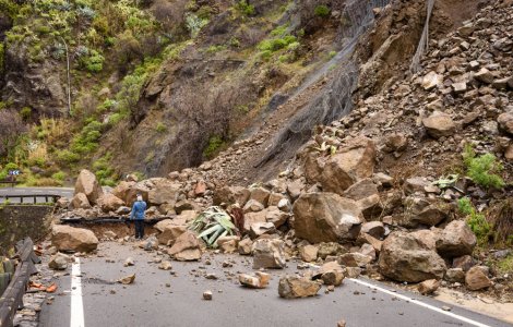 Alunecare de teren în Horezu, județul Vâlcea. Drumul spre Târgu Jiu a fost închis