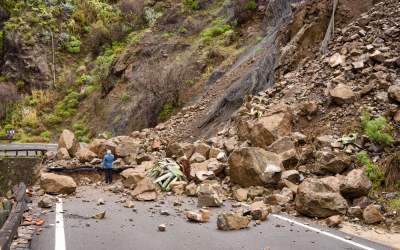 Alunecare de teren în Horezu,...