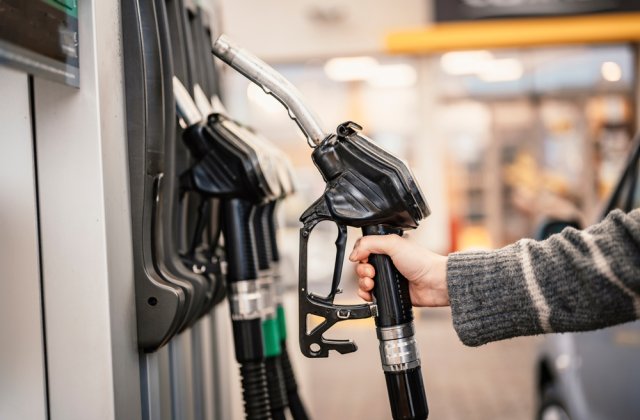 Benzina și motorina s-au scumpit din nou. C&acirc;t costă un plin la mașină