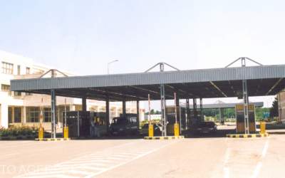 Percheziții în mai multe...