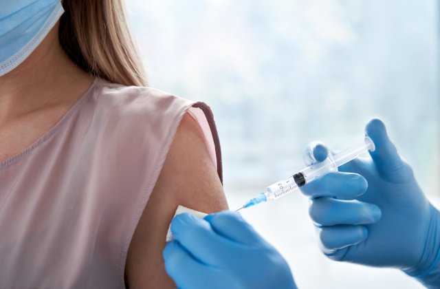 Vaccinarea antigripală a &icirc;nceput și &icirc;n farmacii. Ce trebuie să faci ca să te vaccinezi