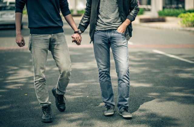 CEDO, decizie &icirc;n favoarea cuplurilor gay. Toate statele din Consiliul Europei, chiar și Rom&acirc;nia, trebuie să recunoască familiile formate din persoane de același sex