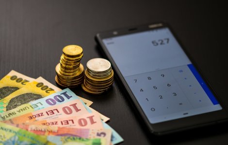 Soluțiile românilor care nu-și mai pot plăti ratele. Expert BNR: Cine s-a împrumutat, să se descurce