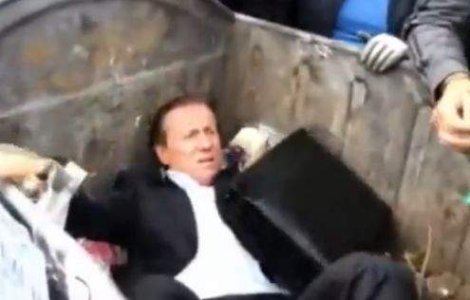  Video  Un deputat ucrainean este ARUNCAT LA GUNOI de protestatari