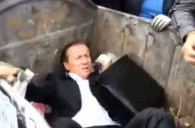 [VIDEO] Un deputat ucrainean este ARUNCAT LA GUNOI de protestatari