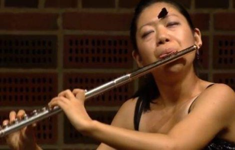  Video  O flautista canta cu un fluture pe frunte!