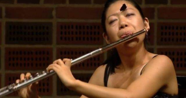  Video  O flautista canta cu un fluture pe frunte!