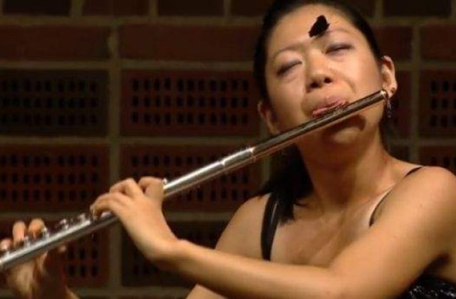 [VIDEO] O flautista canta cu un fluture pe frunte!