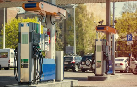 Prețurile carburanților au explodat în Ungaria. Șoferii trec granița în Slovacia sau România ca să facă plinul