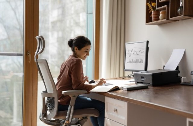 Ce tip de scaun să alegi pentru ore lungi de stat la birou: 3 idei