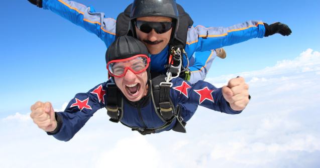 Cursuri gratuite pentru cei care își doresc devină piloţi sau paraşutişti