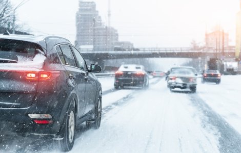 Poliția Rutieră vine cu sfaturi pentru șoferi și pietoni pe timp de ninsoare