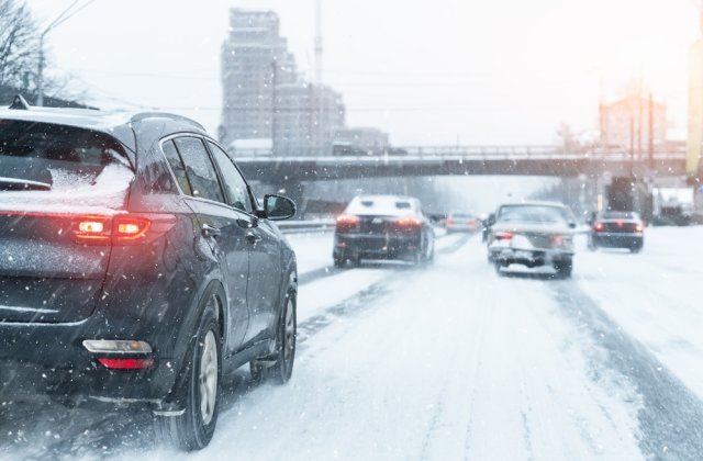 Poliția Rutieră vine cu sfaturi pentru șoferi și pietoni pe timp de ninsoare