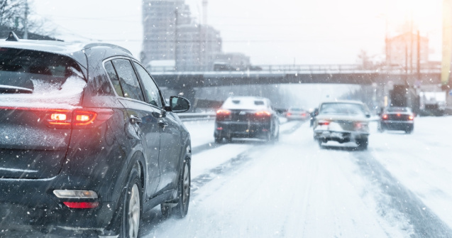 Poliția Rutieră vine cu sfaturi pentru șoferi și pietoni pe timp de ninsoare