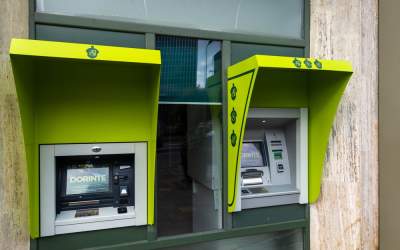 Un bancomat a luat foc în...