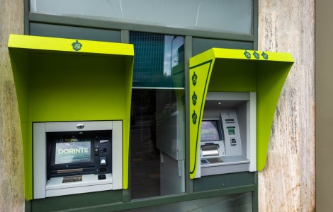 Un bancomat a luat foc în Mediaș. Banii din interior au ars