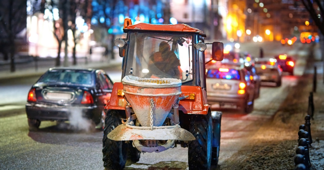 Sarea și nisipul de pe drumuri, pericol pentru mașini. Soluții oferite de mecanici pentru limitarea avariilor